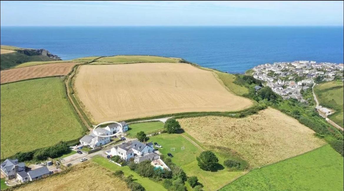 Spacious Sleeps 6 Short Walk To Village & Stunning Views Port Isaac