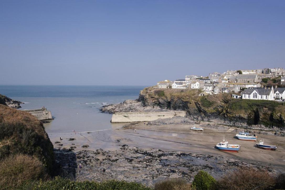 Spacious Sleeps 6 Short Walk To Village & Stunning Views *