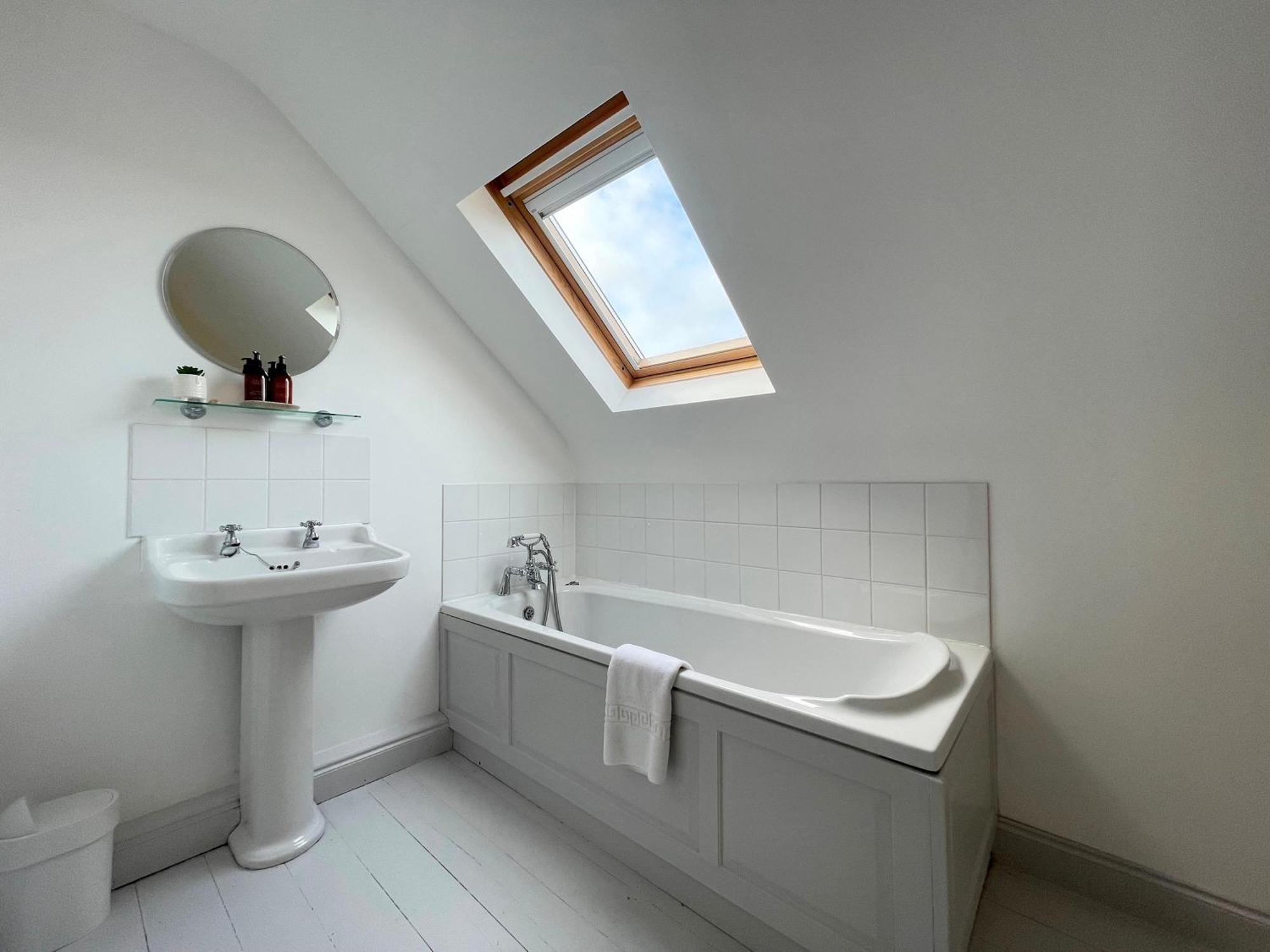 Spacious Sleeps 6 Short Walk To Village & Stunning Views Port Isaac