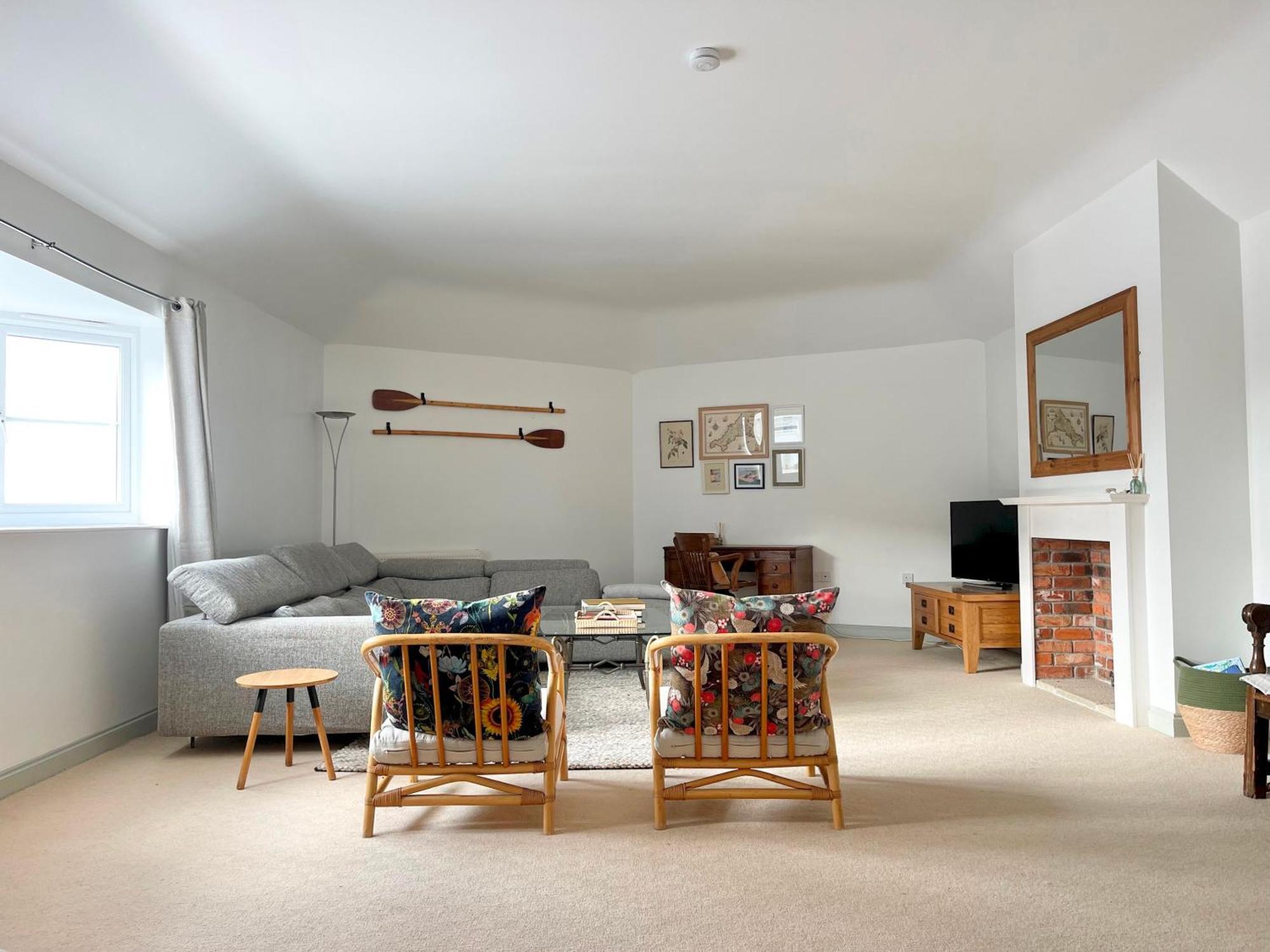 Spacious Sleeps 6 Short Walk To Village & Stunning Views Holiday home