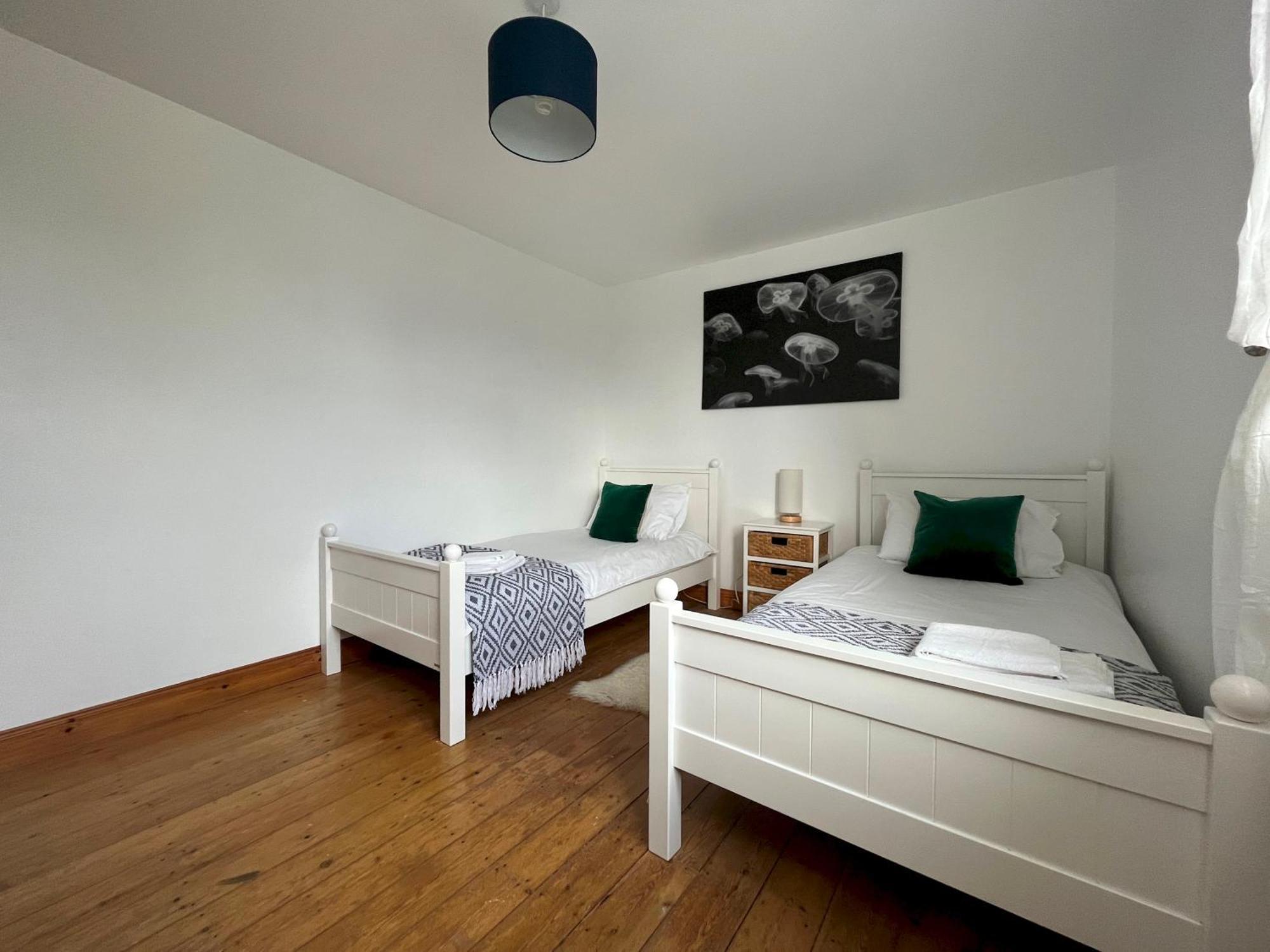 Spacious Sleeps 6 Short Walk To Village & Stunning Views *