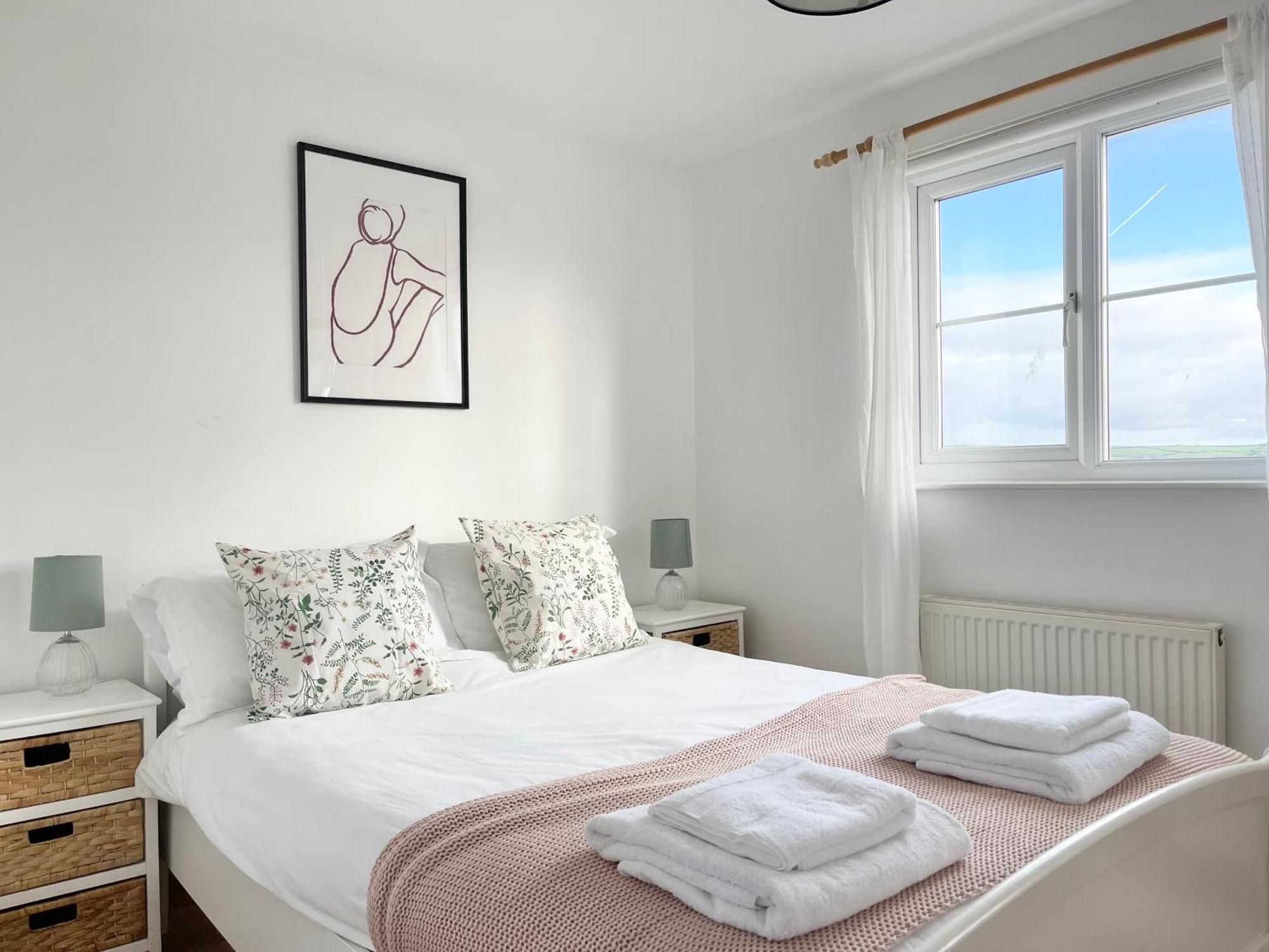 Spacious Sleeps 6 Short Walk To Village & Stunning Views Port Isaac