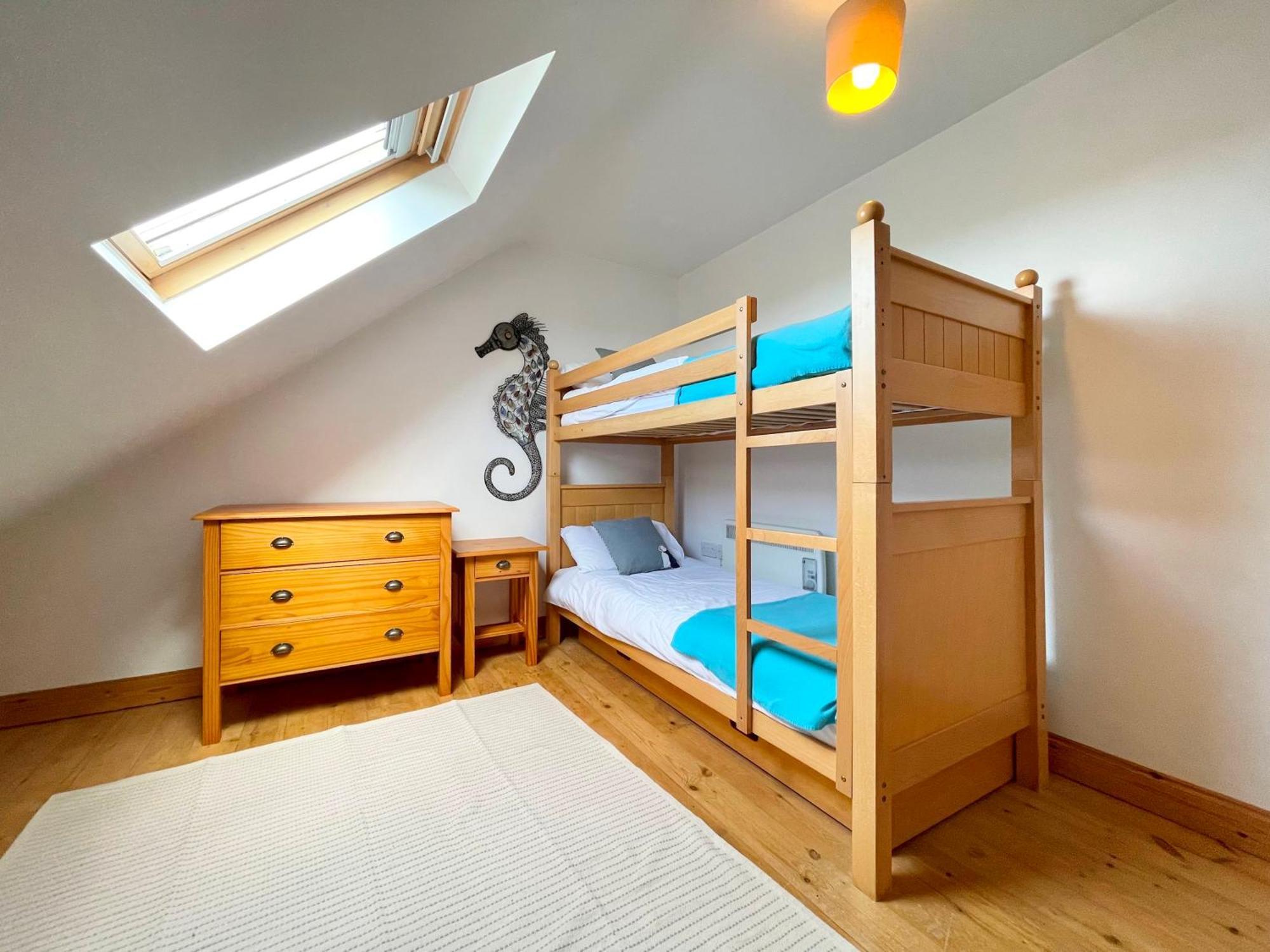 Spacious Sleeps 6 Short Walk To Village & Stunning Views