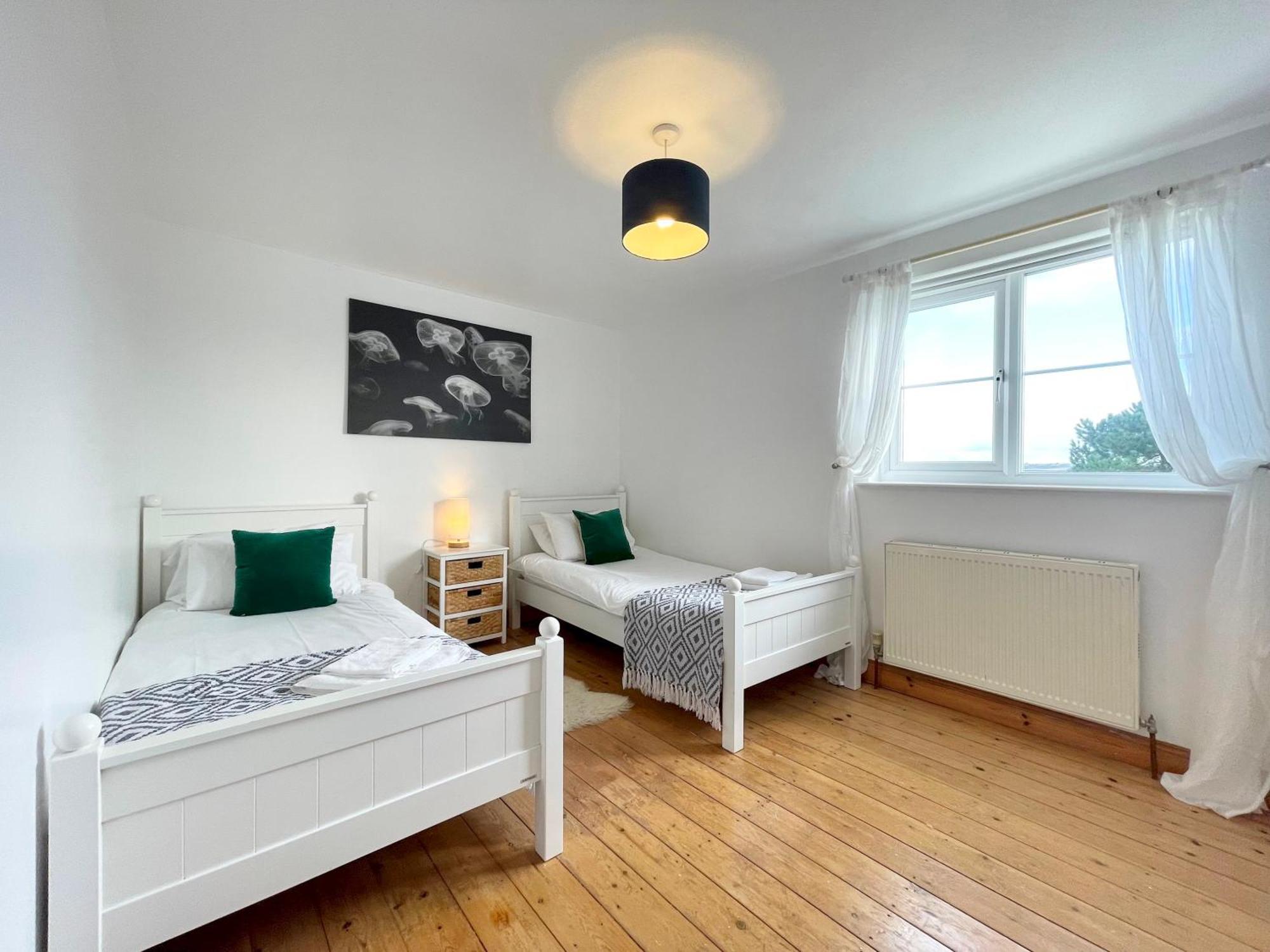 Spacious Sleeps 6 Short Walk To Village & Stunning Views *